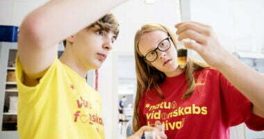 To elever kigger på et reagensglas