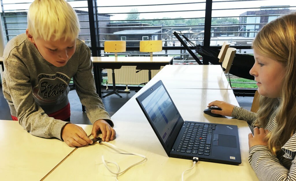 To børn, microbit tilsluttet computer
