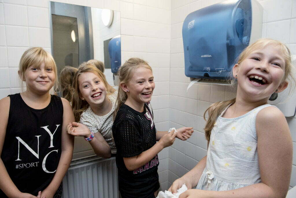 Piger på toilettet