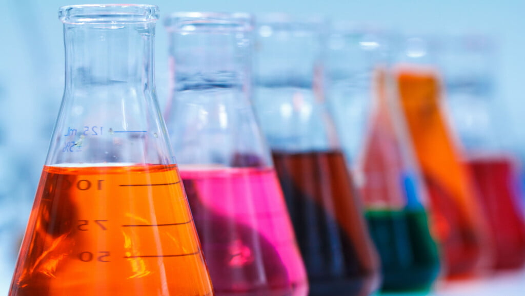 Billede af reagensglas med farvet væske