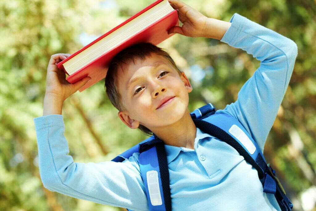 Dreng med skolebog