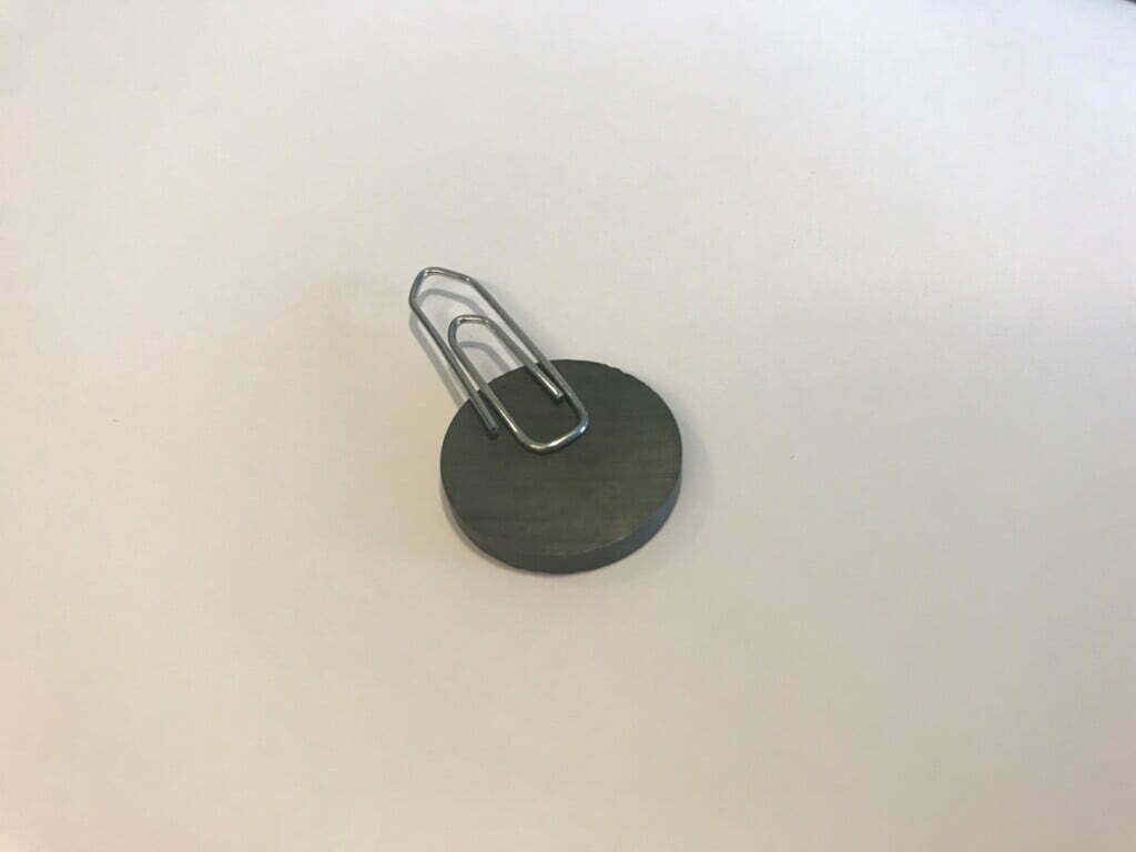 Billede af klips der sidder på en magnet