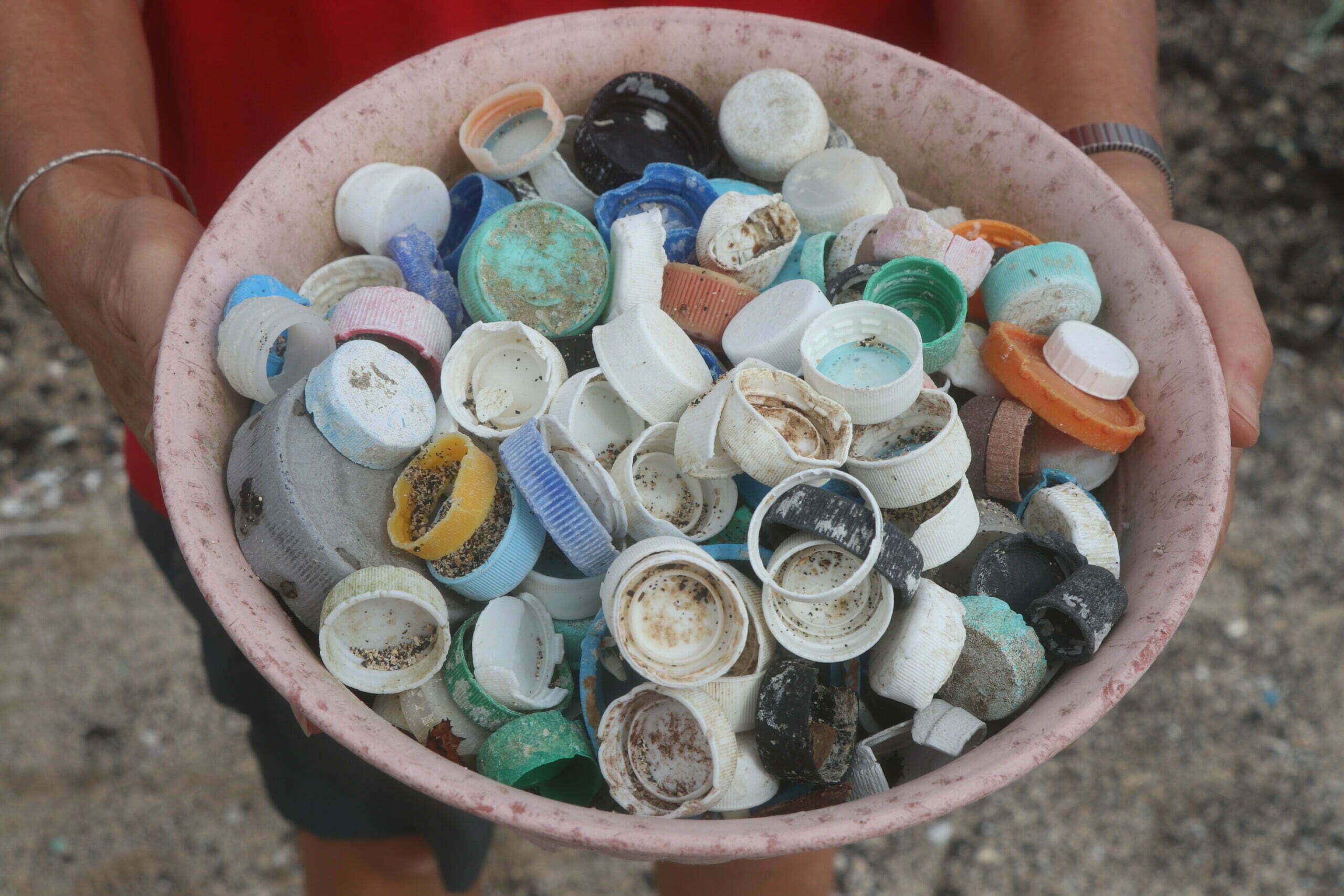 Plastikkapsler-på-Kamillo-Beach-Hawaii-Plastic-Change-Erica-Cirino.jpg