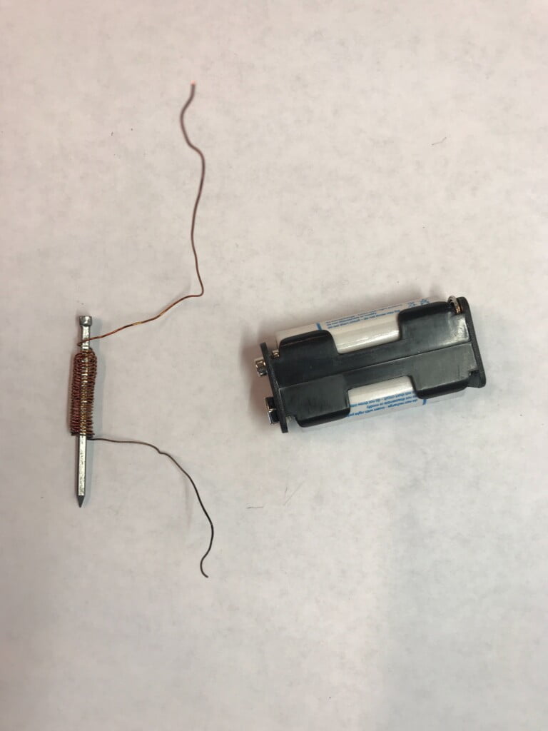 Billede af batterier og kobbertråd viklet om et søm
