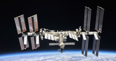 ISS set udefra med Jorden i baggrunden