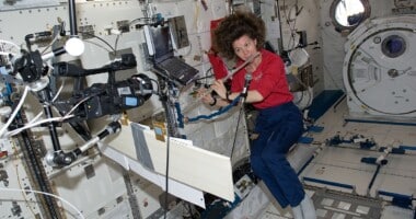Astronaut spiller fløjte i vægtløs tilstand på ISS