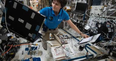 Astronauten Samantha arbejder på den internationale rumstation ISS.