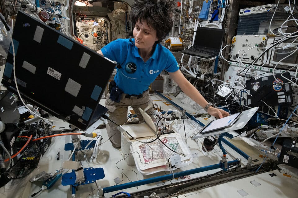 Astronauten Samantha arbejder på den internationale rumstation ISS.
