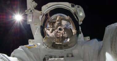 Astronaut med rumdragt er på vej ud i rummet